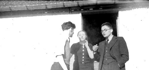 Madeleine Michelis, son frère Jean et leur ami Hugo à Fontaine-le-Port devant la maisonnette de la rue du cimetière, désormais rue Madeleine Michelis